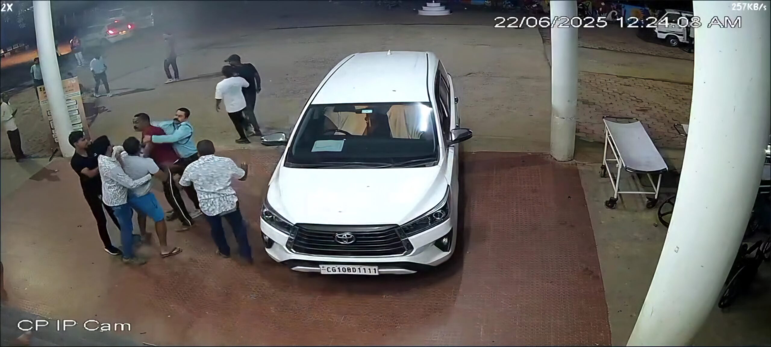 गौरेला-पेंड्रा-मरवाही: जिला अस्पताल में हंगामा: अस्पताल कर्मचारी द्वारा विधायक प्रतिनिधि के साथ मारपीट, CCTV में कैद हुई पूरी घटना